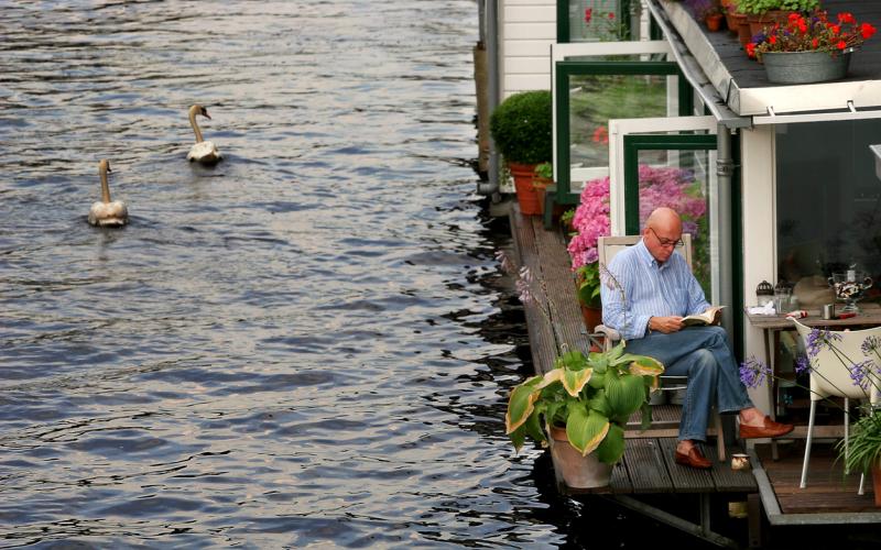 Foto van een man op een woonboot