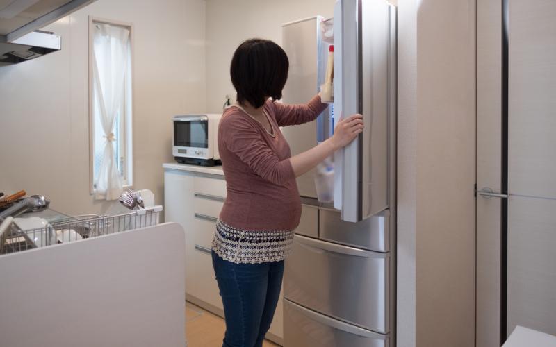 Zwangere vrouw in de keuken 