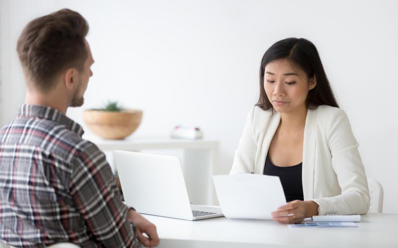 Man en vrouw in overleg