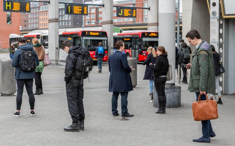 Mensen bij de bushalte