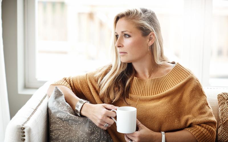 Foto van een vrouw met koffie in haar hand Foto van een vrouw met koffie in haar hand