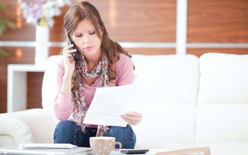 Vrouw met brief en telefoon Vrouw met brief en telefoon
