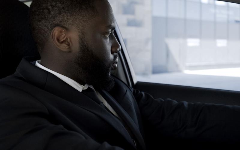 Donkere man in auto Donkere man in auto