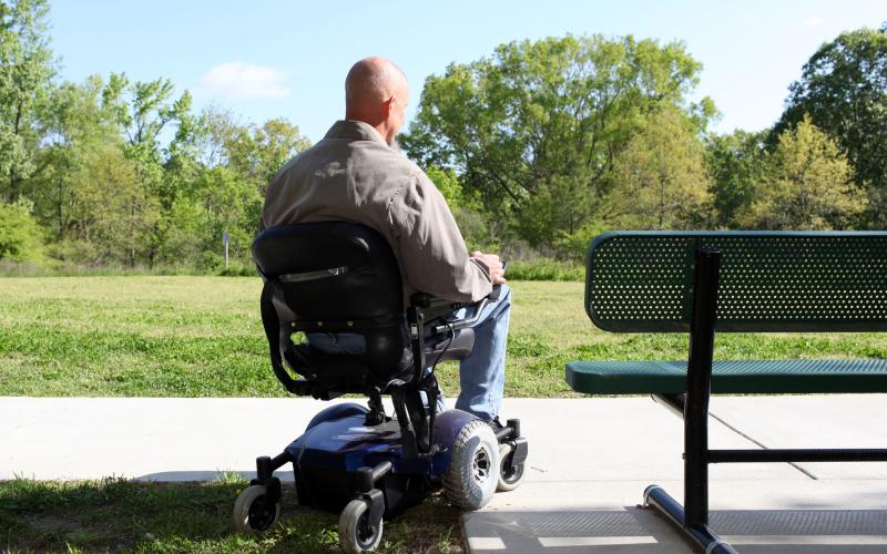 Gehandicapte man in rolstoel in park