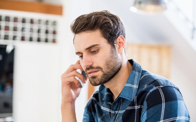 man aan de telefoon