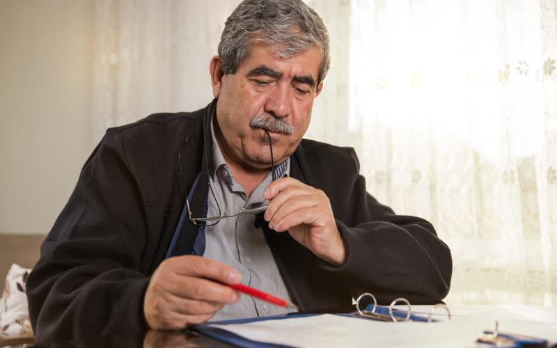 Een man leest een brief Een man leest een een brief