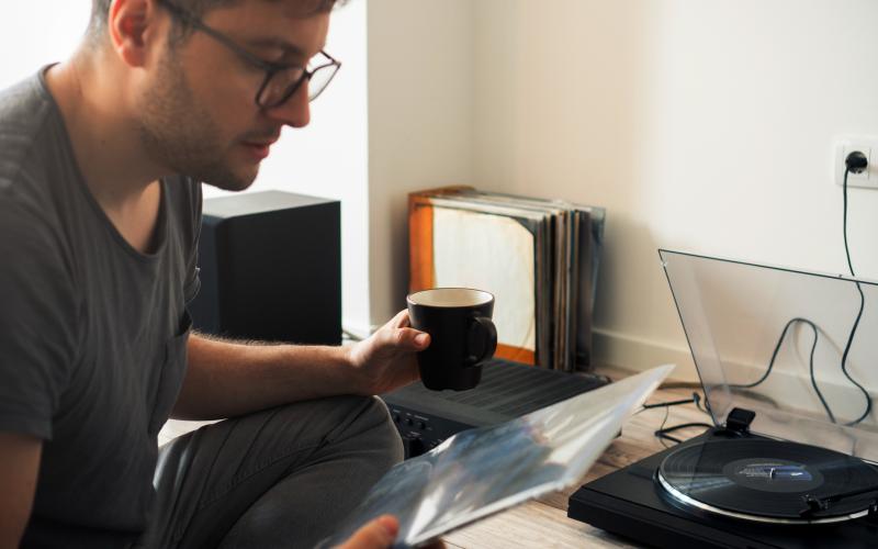 Man speelt platen op platenspeler Man speelt platen op platenspeler