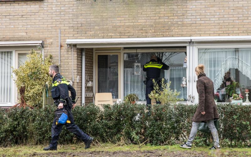 Politie bij een woning Politie bij een woning