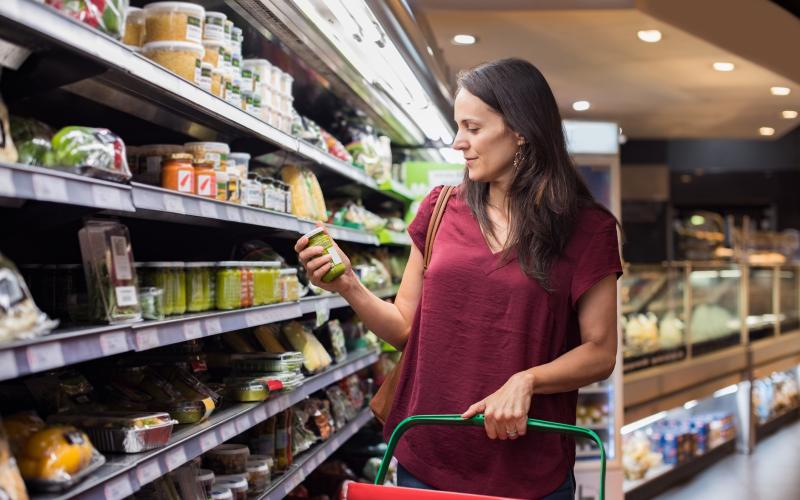 Foto van een vrouw in de supermarkt