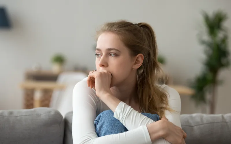 Foto van een jonge vrouw op de bank