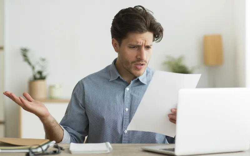 Man leest verbaasd een brief