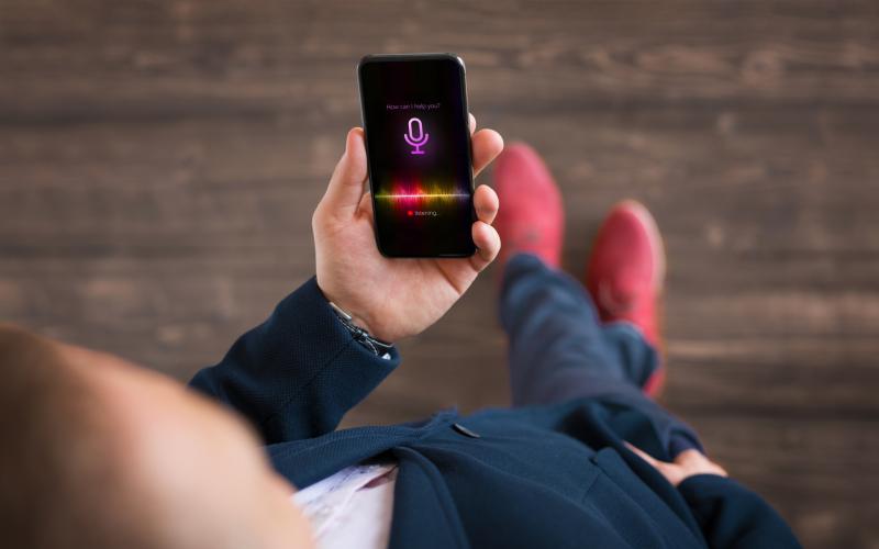 Man maakt geluidsopname met mobiele telefoon Man maakt geluidsopname met mobiele telefoon