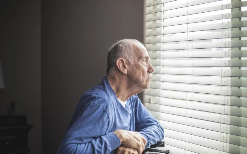 Man kijkt uit het raam