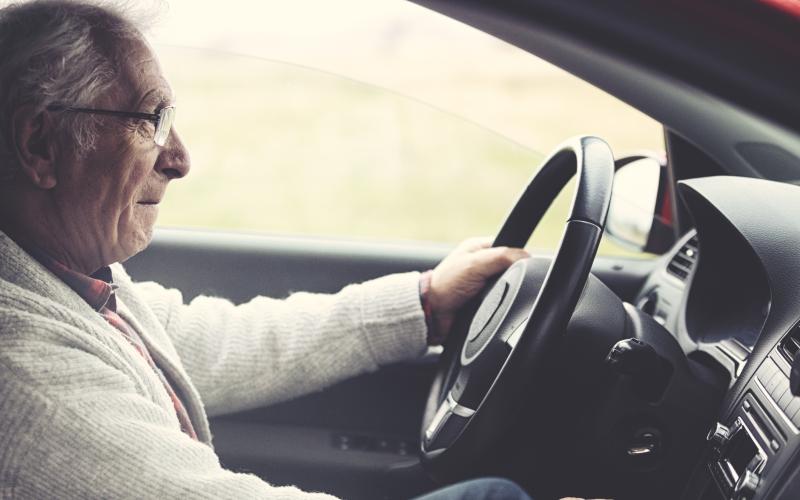 Oudere man rijdt auto Oudere man rijdt auto