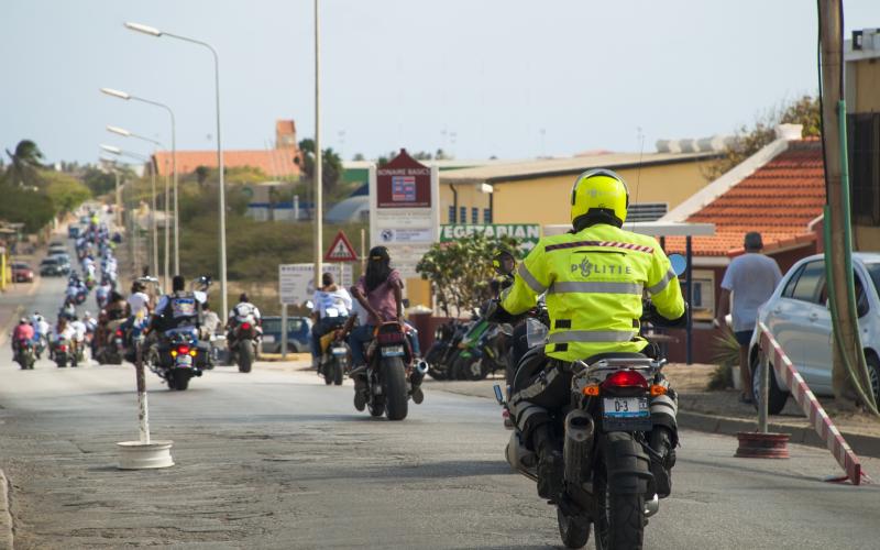 Politie te motor op Bonaire