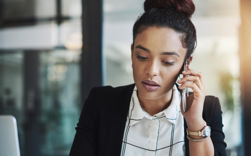 Vrouw belt met mobiele telefoon (nieuwsbericht Noordelijk Belastingkantoor)