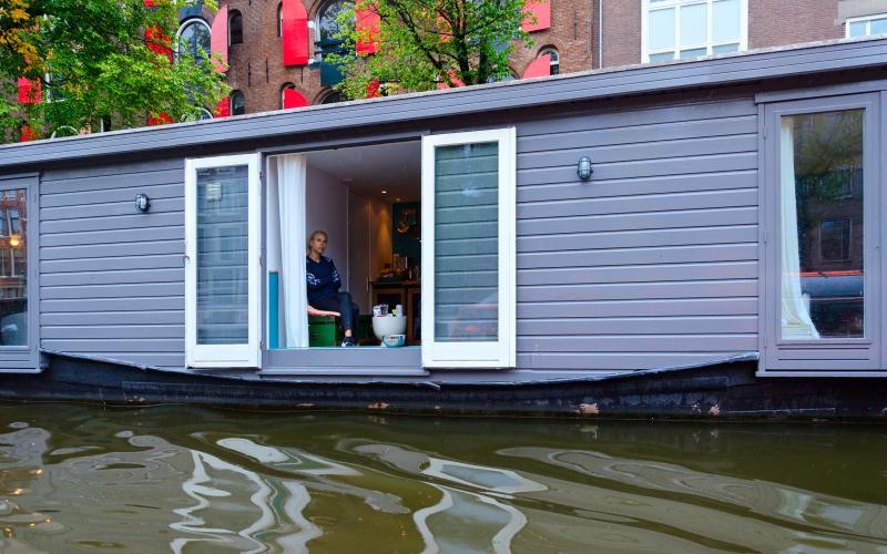 Vrouw op woonboot