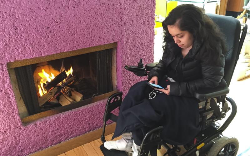 Foto van een jonge vrouw in een rolstoel