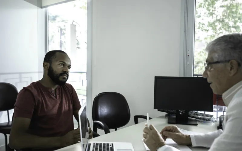 Twee mannen in gesprek aan tafel