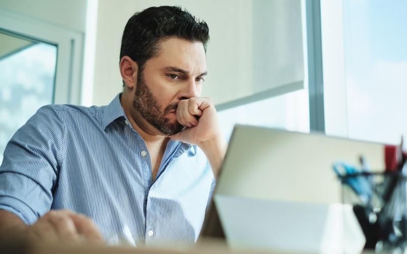 Zzp'er met laptop aan het werk Zzp'er met laptop aan het werk