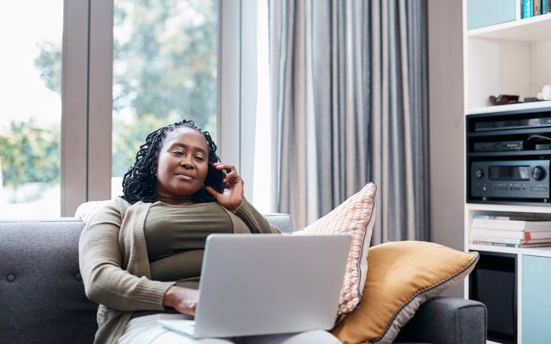 Vrouw op bank aan het bellen