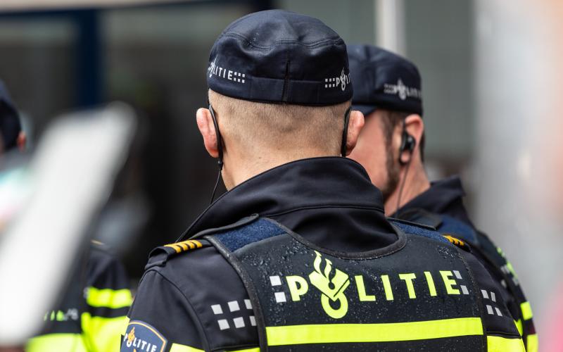 Politieuniform gezien op de rug