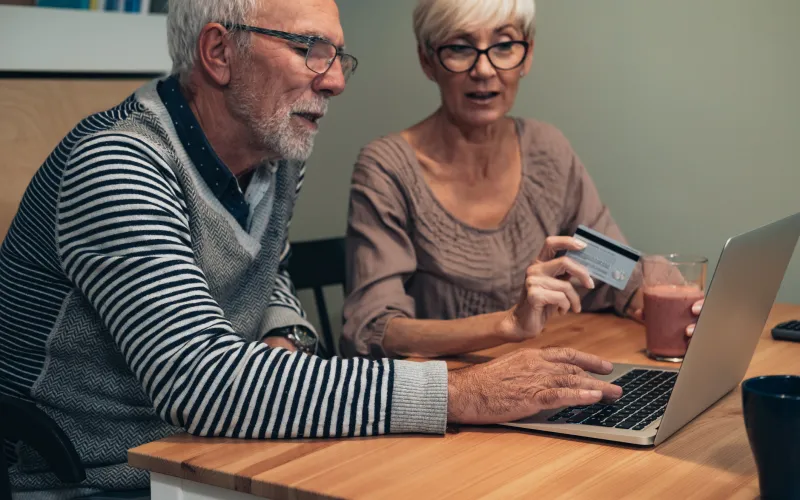 man en vrouw achter laptop