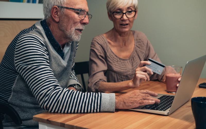 man en vrouw achter laptop man en vrouw achter laptop