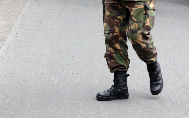 Broek en schoenen van militair