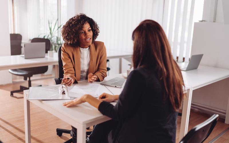 Twee vrouwen in gesprek op kantoor Twee vrouwen in gesprek op kantoor