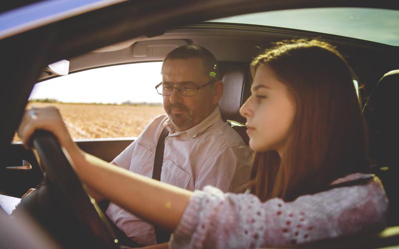 Meisje en man in auto rijexamen Meisje en man in auto rijexamen