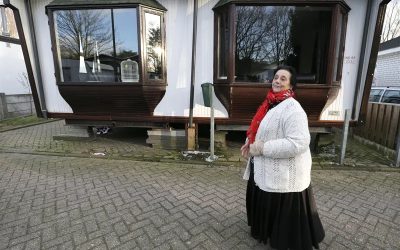 Vrouw staat buiten voor woonwagen