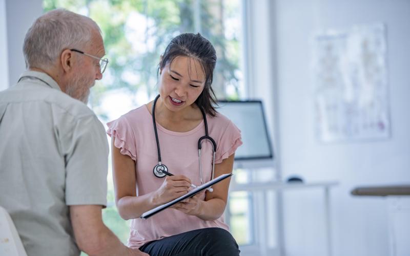 Dokter geeft uitleg aan patiënt Dokter geeft uitleg aan patiënt