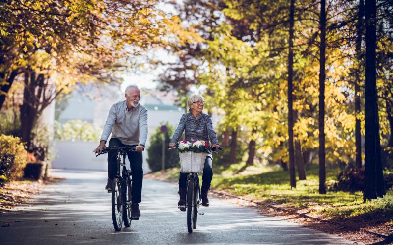 Echtpaar fiets in bos