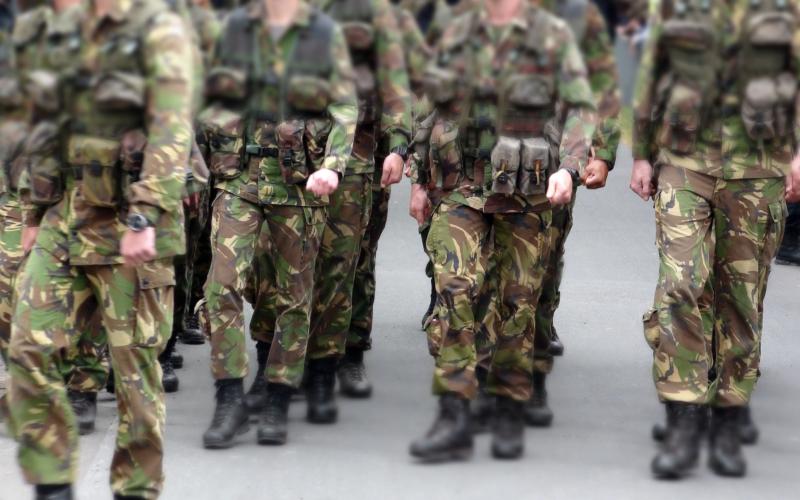 Een groep marcherende soldaten