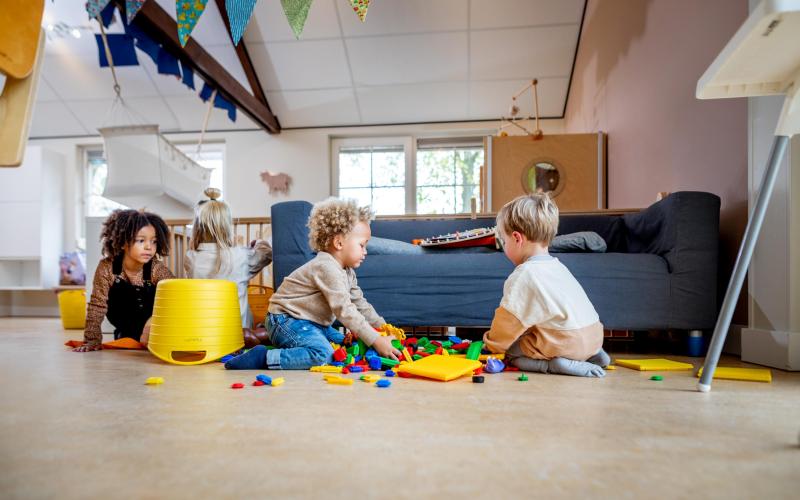 kinderen spelen bij de kinderopvang