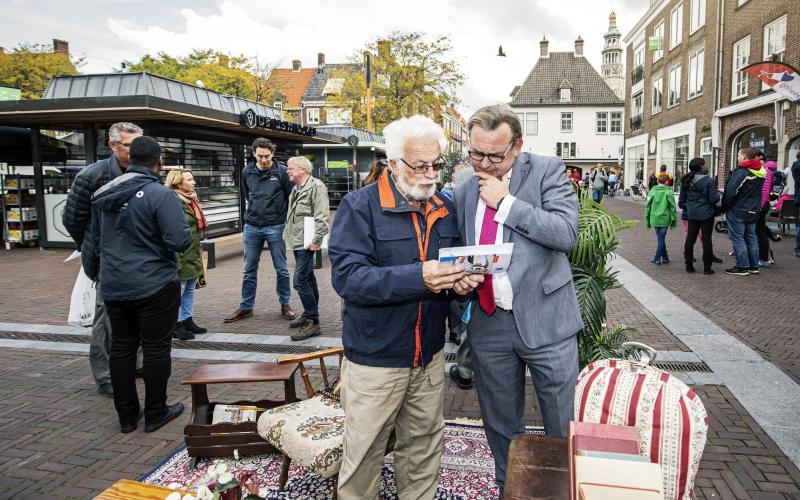 Reinier van Zutphen in gesprek met een oudere man tijdens de provincietour in Zeeland