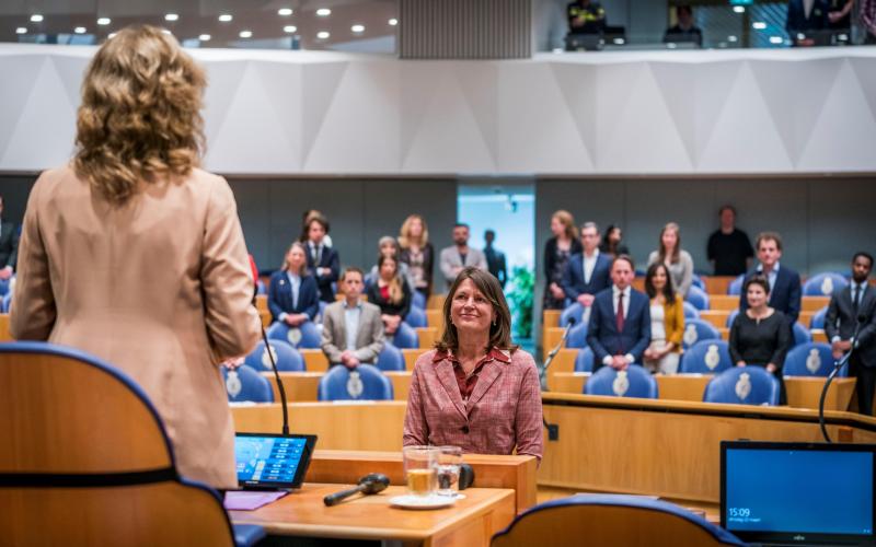 Margrite Kalverboer, vrouw met half lang bruin haar, zit in de Tweede Kamer en wordt beëdigd Margrite Kalverboer, vrouw met half lang bruin haar, zit in de Tweede Kamer en wordt beëdigd