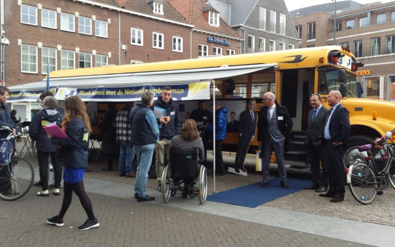 Foto van de bezoekers bij de Ombudsbus van de Nationale ombudsman