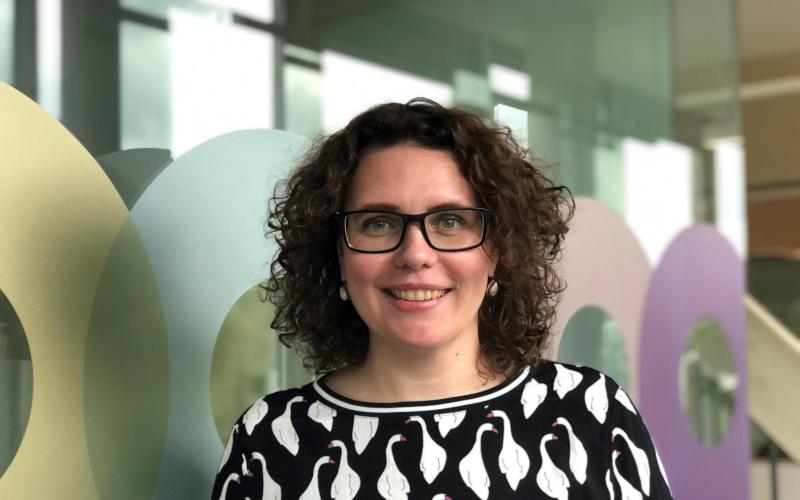 Vrouw met donker krullend haar (Caroline Luttmer, Nationale ombudsman). Ze draagt een donkere bril en zwart/witte jurk Vrouw met donker krullend haar (Caroline Luttmer, Nationale ombudsman). Ze draagt een donkere bril en zwart/witte jurk