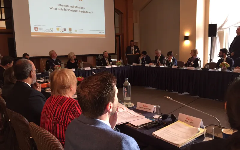 Groep mensen luistert tijdens conferentie naar spreker