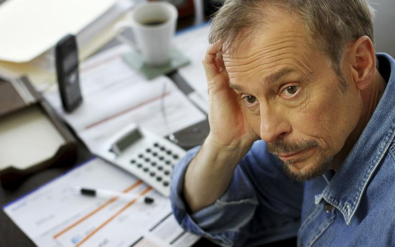 Foto van een man met geldproblemen Foto van een man met geldproblemen