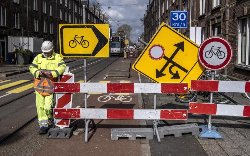 cover jaarverslag 2019: wegwerker op straat met verkeersborden cover jaarverslag 2019: wegwerker op straat met verkeersborden