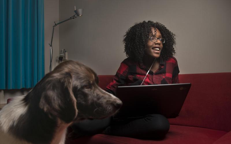 vrouw en hond in huiskamer