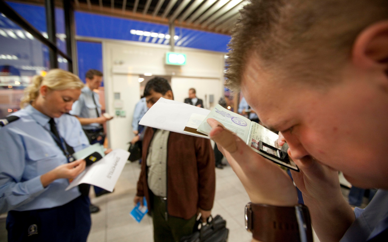 Foto van paspoort- of visumcontrole