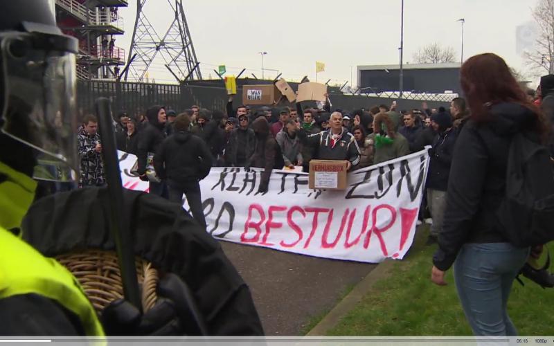 Foto: uit rapportage van RTV Rijnmond d.d. 21 februari 2016 demonstrerende Feyenoord-supporters