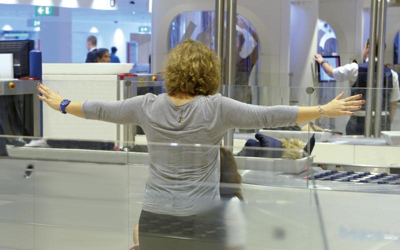 vrouw wordt gefouilleerd door KMar op Schiphol vrouw wordt gefouilleerd door KMar op Schiphol