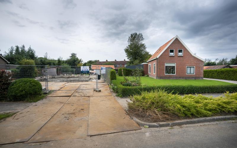 Huis in gaswinningsgebied in Groningen naast braakliggend terrein