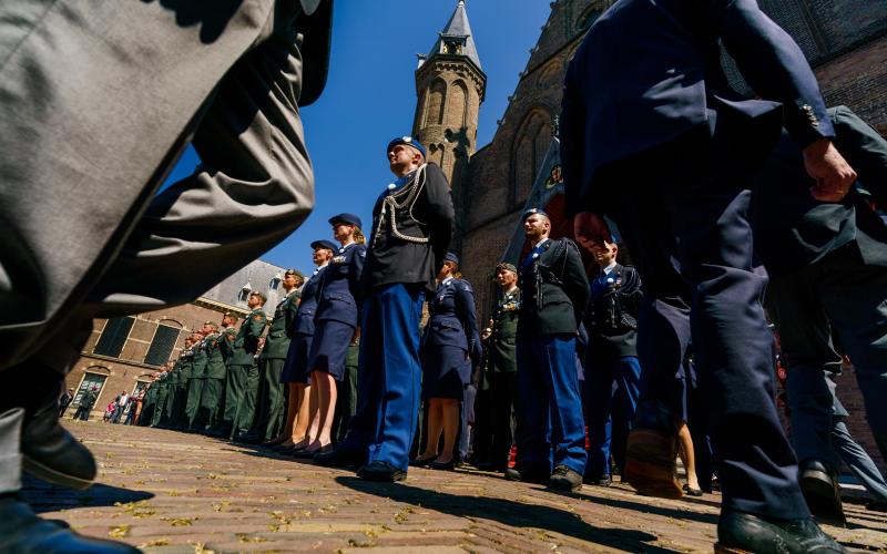 (oud) militairen in een rij op het Binnenhof in Den Haag