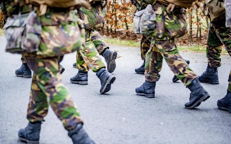 militairen lopen in rij